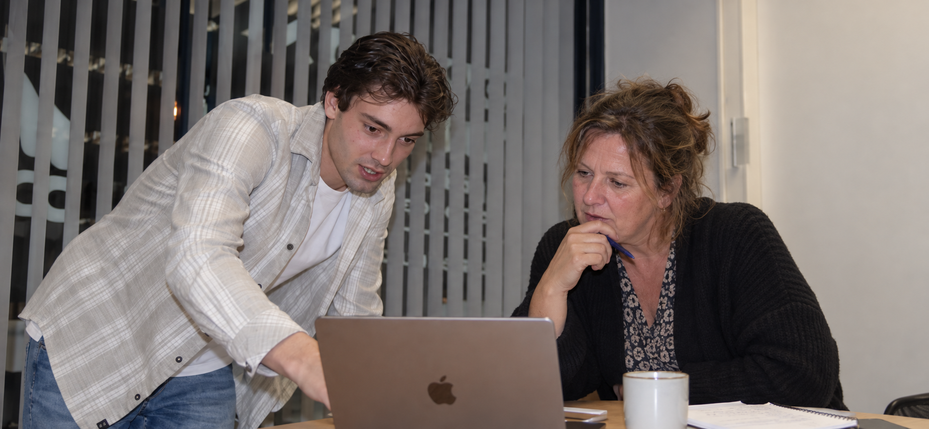 Samen aan het werk aan een laptop