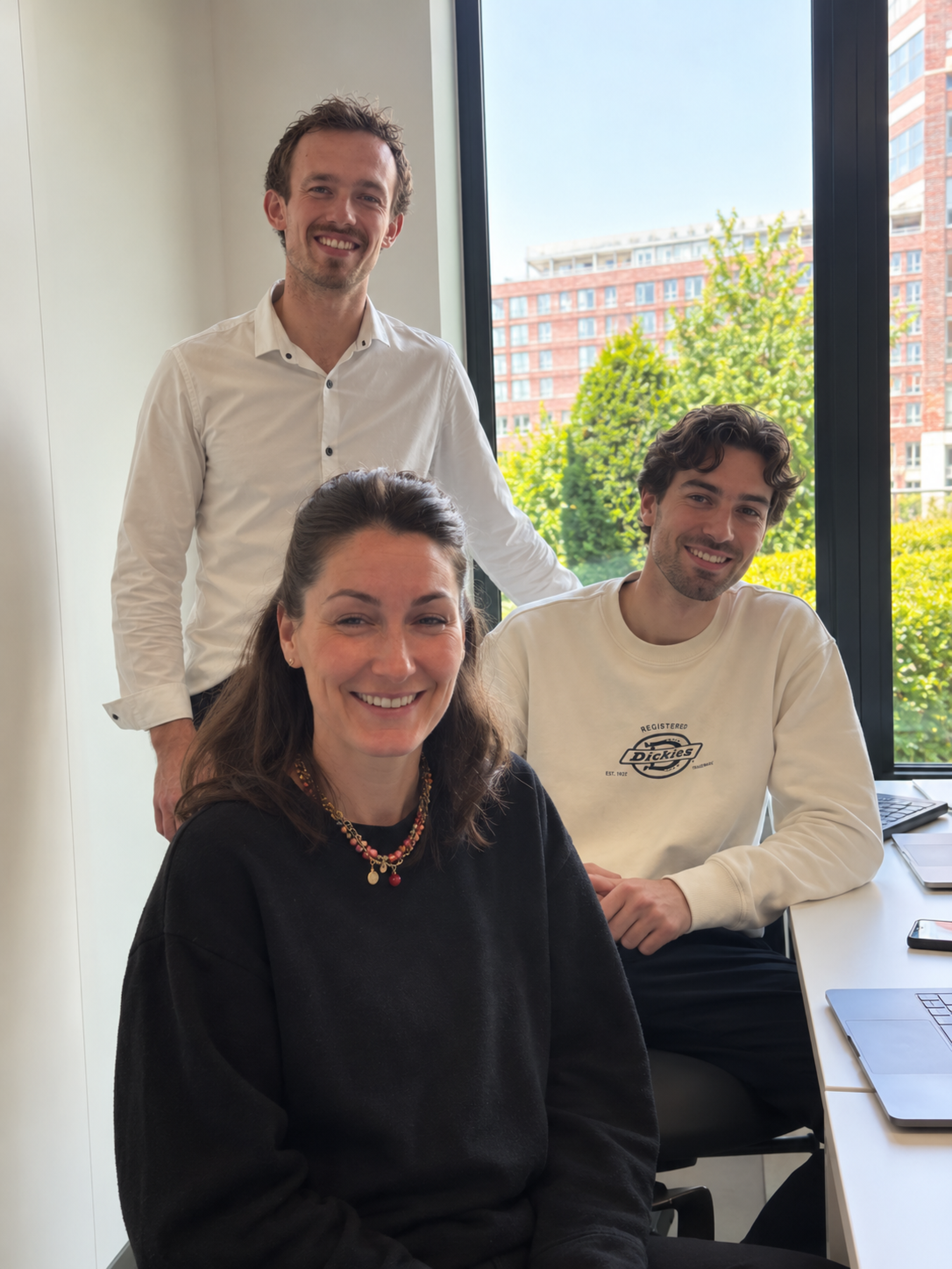 Teamleden samen op kantoor